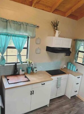 冷蔵庫、電子レンジ、コンロ、コーヒー / ティーメーカー