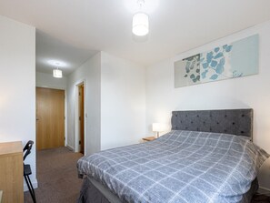 2 bedrooms, iron/ironing board, free WiFi, bed sheets - Balcony Apartment by Etihad & Co-op Live Arena - Pass the Keys (Manchester)