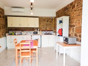 Réfrigérateur, four, plaque de cuisson, cafetière/bouilloire