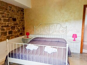 2 bedrooms, desk, iron/ironing board, WiFi