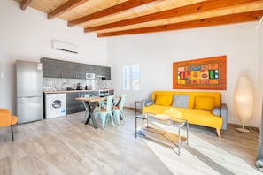 Smart TV - Sunny Apartment with Terrace & Sea Views (Felanitx)