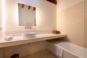 Haartrockner, Bidet, Handtücher, Seife