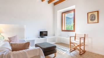 Een televisie en een open haard