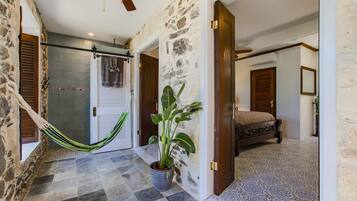 5 makuuhuonetta, työpöytä, ilmainen Wi-Fi, vuodevaatteet