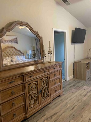 3 室のベッドルーム、アイロン / アイロン台、WiFi、ベッドシーツ