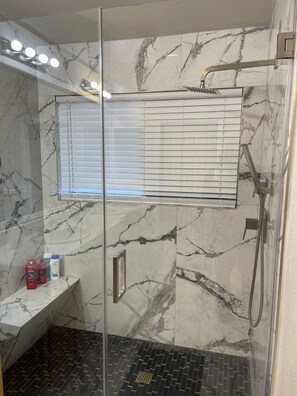 Assecador de cabells, tovalloles, sabó i xampú 