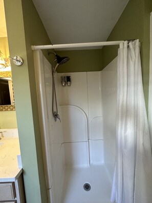 Douche, baignoire à jets, sèche-cheveux, serviettes fournies