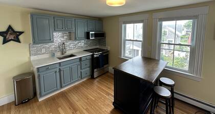 Spacious, bright 3-bedroom, Center of Town with Parking
