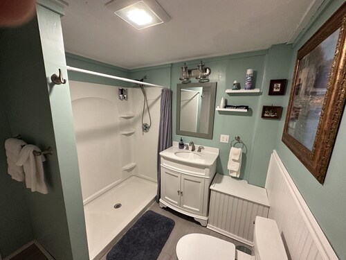 Spacious, bright 3-bedroom, Center of Town with Parking