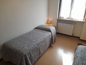 2 dormitorios, tabla de planchar con plancha, wifi gratis y ropa de cama