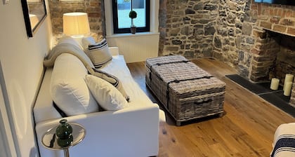 In Town Beautiful Trim Castle Cottage