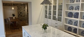 In Town Beautiful Trim Castle Cottage  