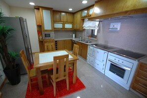 Microondas, horno, placa de cocina, lavavajillas
