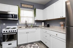 Kjøleskap, mikrobølgeovn, ovn og kokeplater