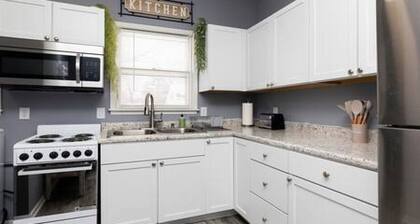 Quaint & Comfy 3 Bedroom - 3min to Downtown!