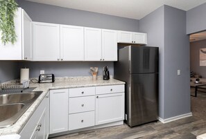 Kjøleskap, mikrobølgeovn, ovn og kokeplater