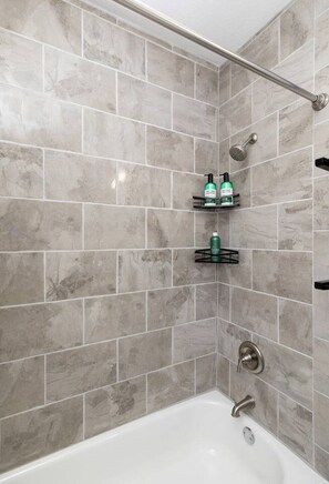 Hair dryer, towels - Quaint & Comfy 3 Bedroom - 3min to Downtown! (Des Moines)