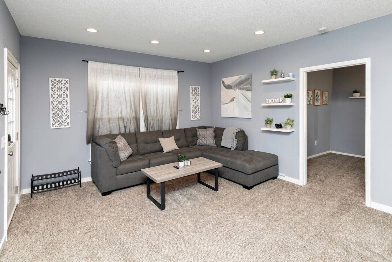 Quaint & Comfy 3 Bedroom - 3min To Downtown! - Ankeny, IA
