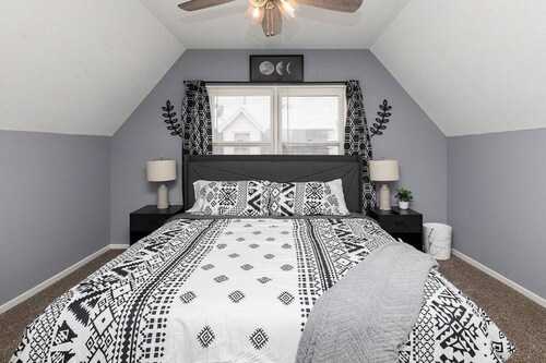 Quaint & Comfy 3 Bedroom - 3min to Downtown!
