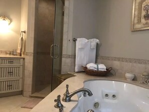 Dusche, Whirlpool, Haartrockner, Handtücher