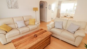 Unclassified image, 4 of 31, button - 54 Croft Court (Tenby)