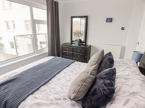 2 bedrooms, individually decorated, individually furnished, free WiFi - 54 Croft Court (Tenby)