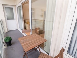 Outdoor dining - 54 Croft Court (Tenby)
