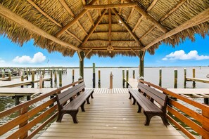 Property grounds - Amazing oceanfront condo with pool, hot tub, tennis, & stunning balcony views (Marco Island)