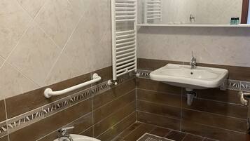 Un bagno con bidet, lavandino e WC.
