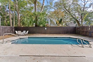 Een buitenzwembad, een verwarmd zwembad