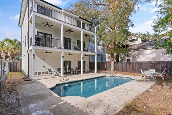 Een buitenzwembad, een verwarmd zwembad