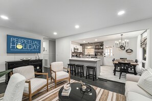 Smart TV - Beautiful Home with Hot Tub in Trendy Park Circle (North Charleston)