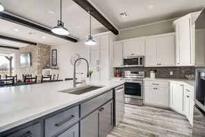 Réfrigérateur, four à micro-ondes, surface de cuisson, lave-vaisselle