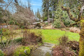 Property grounds - Kirkland Luxury Getaway with Backyard & Workspace! (Kirkland)