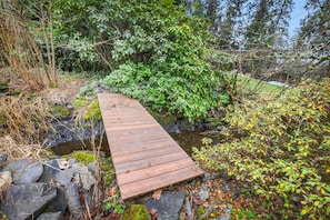 Property grounds - Kirkland Luxury Getaway with Backyard & Workspace! (Kirkland)