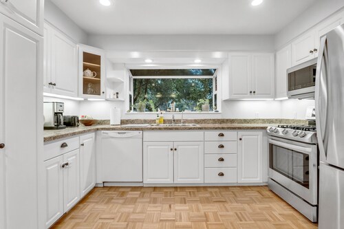 Kirkland Luxury Getaway with Backyard & Workspace!