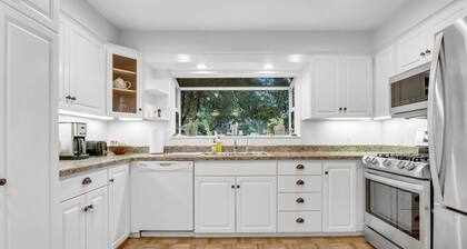 Kirkland Luxury Getaway with Backyard & Workspace!