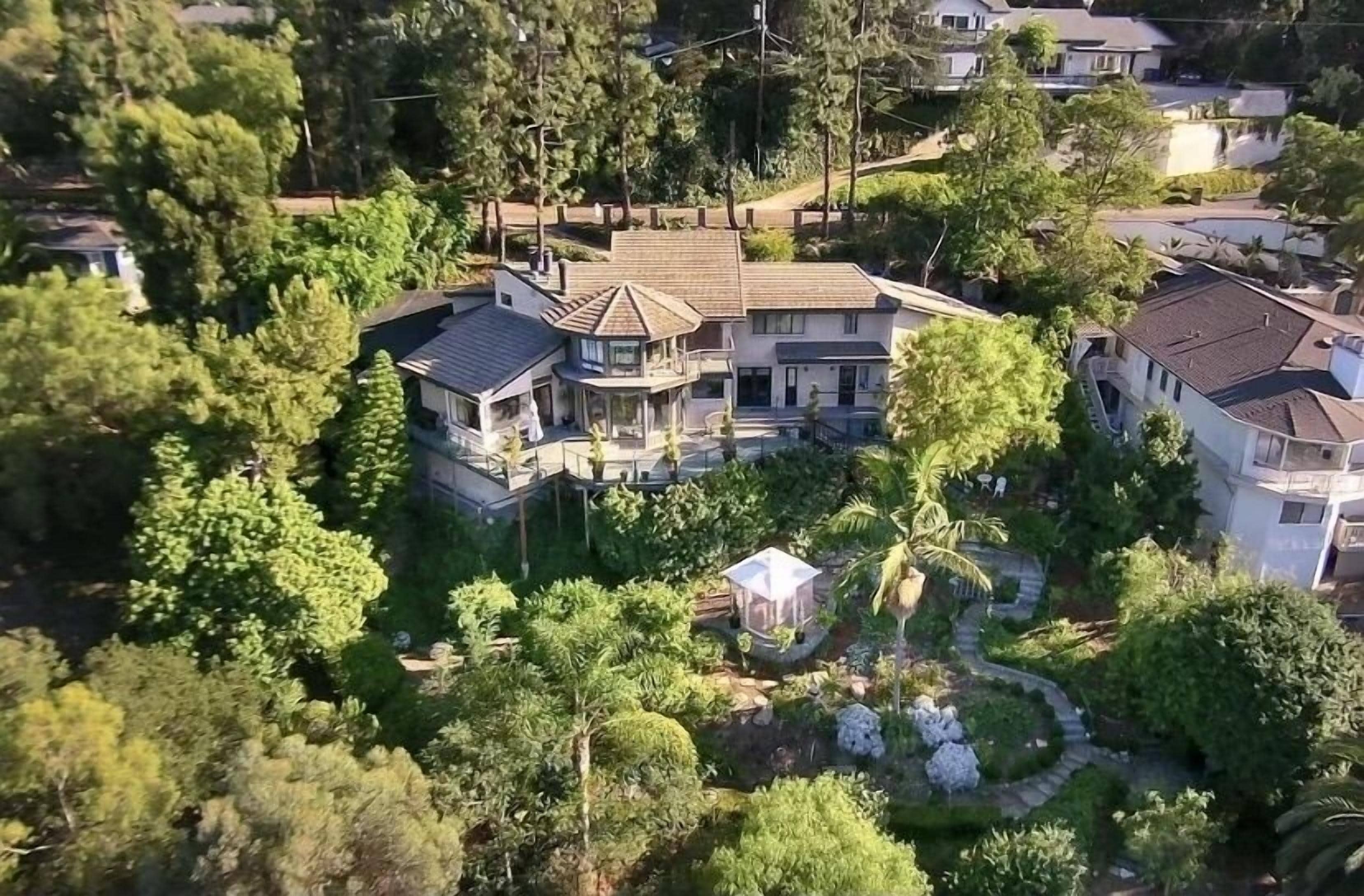 Wake to Panoramic views ~ Luxury Retreat Awaits Above the City ~ Hot Tub Oasis 🌴