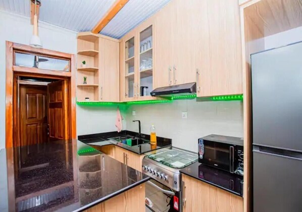 Geladeira, micro-ondas, fogão, cooktop