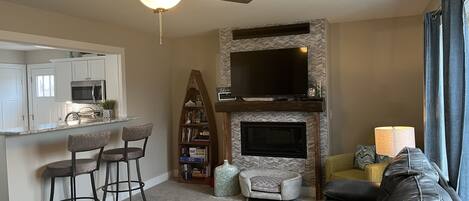 Smart-TV, Kamin, DVD-Player, Bücher