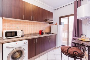 Frigorífico, microondas, horno y placa de cocina