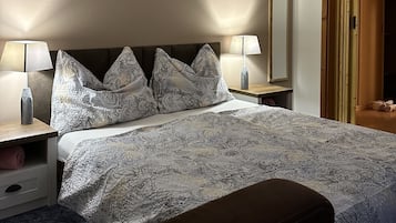 Kamar | 1 kamar tidur, dilengkapi dengan perabotan berbeda-beda, dan meja kerja