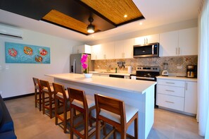 Fridge, microwave, oven, stovetop - Modern Pura Vida Luxury - One finest homes, private pool. Upscale gated safe (Jacó)
