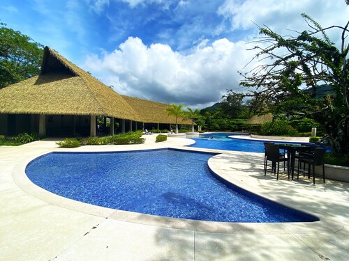 Modern Pura Vida Luxury - One finest homes, private pool. Upscale gated safe