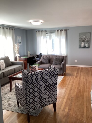 Oak Lawn big 2nd floor Condo for 8 ppl 3 bedroom 2 bath Sofa bed Garage Parking.