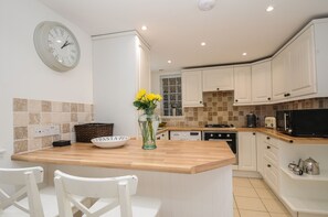 Dishwasher, cookware/dishes/utensils - Curlew Lodge (Newquay)