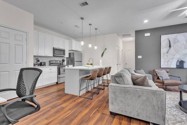 TV, books - *EADO Urban Escape, Contemporary Gem, Sleeps 6* (Houston)