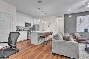 TV, books - *EADO Urban Escape, Contemporary Gem, Sleeps 6* (Houston)