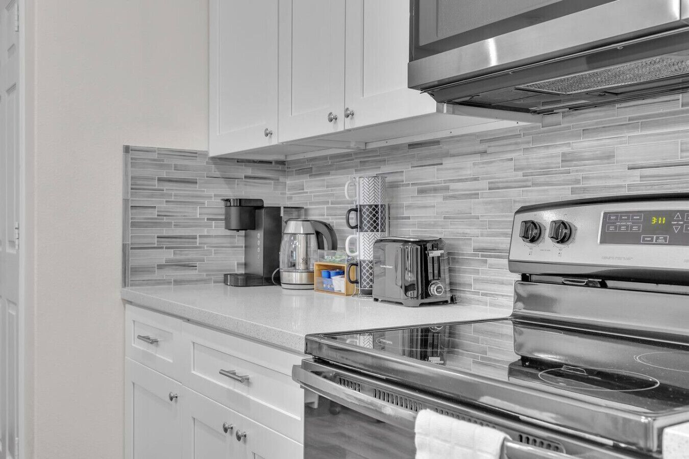 ثلاجة، ميكروويف، فرن، موقد طهي مسطح