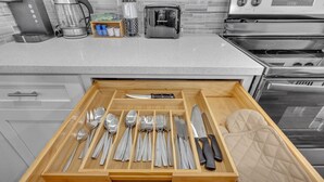 Un tiroir de cuisine contenant des ustensiles rangés de manière ordonnée.